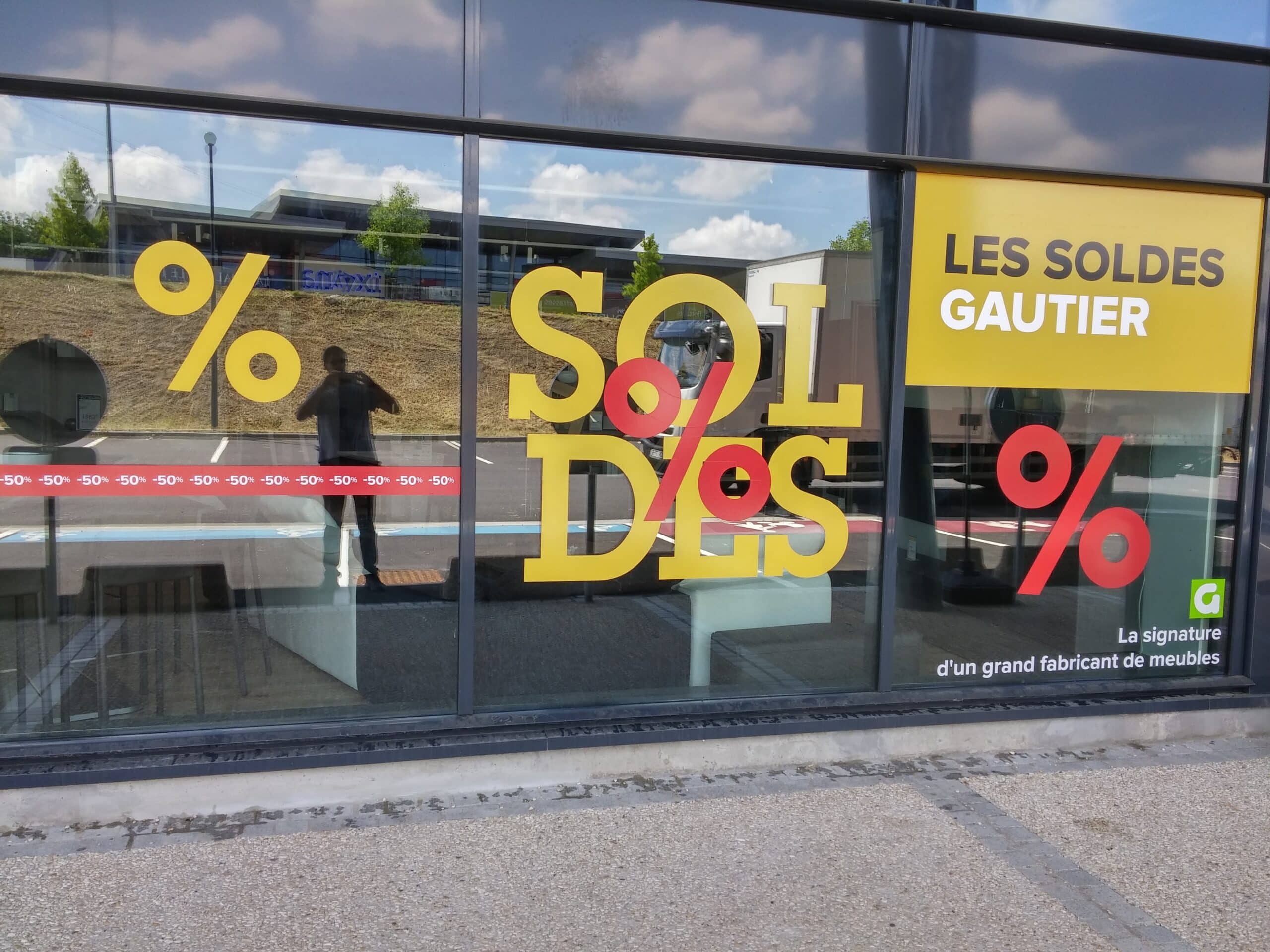 Vinyle publicitaire sur vitrine